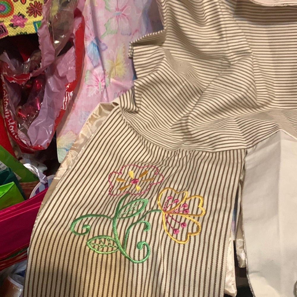 🦋 Easter Mantel Scarf from Pier 1. 76”x25.5”. Used once. Really cute.